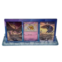 Pokemon Kartenhalter für 3 Karten inklusive Standfuß (aus der Terapagos Box)
