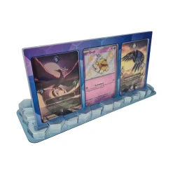 Pokemon Kartenhalter für 3 Karten inklusive Standfuß (aus der Terapagos Box)